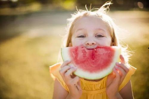 夏日吃瓜孩童,孩童欢乐度夏