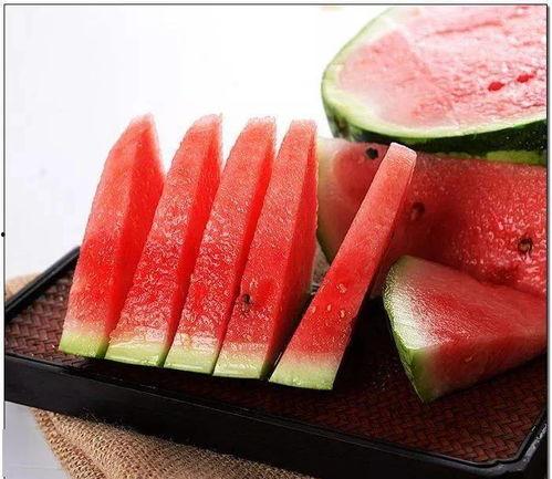 梦见宿舍同学吃瓜,同学吃瓜背后的校园生活点滴