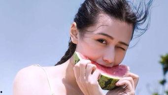 优雅的女人吃瓜