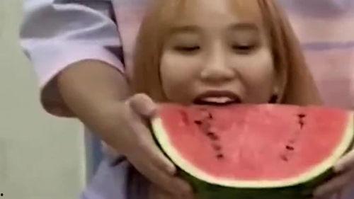 精神小哥吃瓜视频,带你领略网络热点的魅力与争议