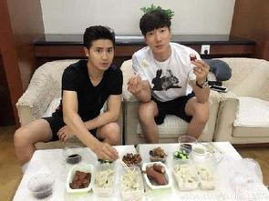 亲家准备有瓜吃,共享瓜果佳肴的温馨时光